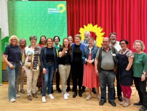 Katharina Schulze Instagram - Toller Start in den Europawahlkampf mit der Europakandidatin Andie Wörle und der Fraktionsvorsitzenden der Grünen Landtagsfraktion Katharina Schulze gestern Abend am Hopfen am See vor schönem Bergpanorama! Klimaschutz, Tourismus, Wirtschaftspolitik, Demokratie verteidigen und mehr: Gute Gespräche mit den Bürger*innen vor Ort darüber, wie die Europäische Union bei uns positiv wirkt und auch, was wir Grüne auf europäischer Ebene in den nächsten Jahren angehen wollen. 
@awoerle @kathaschulze @gruene_ostallgaeu 

#machenwaszählt #europawahl2024 #votegreen #demokratie #gruene #zukunft #allgäu