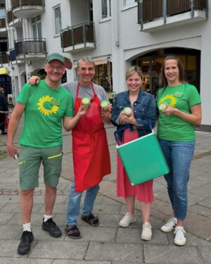 Katharina Schulze Instagram - Auf ein Eis mit @kathaschulze in #unterhaching 🍦💚

Es lohnt sich immer vor Ort zu sein und Möglichkeiten anzubieten, um mit Bürger*innen ins Gespräch zu kommen.  Heute waren wieder so viele interessante Fragen dabei und wir konnten erklären, dass 
- Gesetze in Europa unser Leben vor Ort einfacher machen
- unser Frieden und Zusammenleben von demokratischen Parteien geschützt wird und alle Bürger*innen zur Unterstützung gebraucht werden
- die Europawahl am 9. Juni wichtig ist
- Briefwahl im Rathaus vor Ort in einer Wahlkabine innerhalb weniger Minuten erledigt werden kann

Habt ihr weitere Fragen an uns? Dann schreibt uns gerne! 

Danke an @naturkostschlemmerladen für die Belieferung mit gutem Bioeis! 

#grünepolitik #unterhaching #europawahl #denokratie #europa #frieden