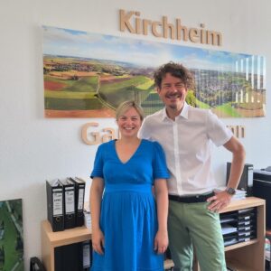 Katharina Schulze Instagram - Seit Januar gibt es einen neuen Bürgermeister in Kirchheim: @christian.stueck 💪

Natürlich habe ich auf meiner Unterfrankentour dort einen Stop gemacht ☺️ Wir haben über die Herausforderung der Gemeinden gesprochen und wie der Freistaat Bayern die Kommunen besser unterstützen sollte. Und ich bin mit viel Input jetzt auf dem Weg nach München und halte fest: Kirchheim hat einen tollen Bürgermeister, der die Aufgaben für seine Bürgerinnen und Bürger beherzt anpackt!

#kirchheim #unterfranken #bayern #kathaunterwegs #Grüne