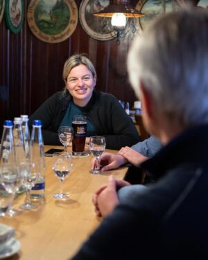 Katharina Schulze Instagram - Direktvermarktung stärken 💪
 
Wie schaffen wir mehr regionale Absatzmärkte? Wie garantieren wir Planungssicherheit? Welche Probleme gibt es bei der Direktvermarktung? Diese und weitere Fragen habe ich mit dem Verein @freisingerland bei einem Besuch vor Ort diskutiert. Der Verein ist breit aufgestellt: Vom Wirtshaus über die Bäckerei bis hin zum Biohof ist alles dabei. 
 
Um die Direktvermarktung zu stärken fordern wir deshalb, dass alle öffentlichen Kantinen, wie zum Beispiel in Schulen und KiTas Bio- und regionale Produkte verarbeiten sollen. Das ist nicht nur gesünder, sondern bietet den regionalen Anbietern einen konstanten Absatzmarkt.
 
Auch haben wir über die Last der Bürokratie gesprochen. Zum Beispiel muss regelmäßig die Kühlraumtemperatur abgelesen werden, obwohl das nie überprüft wird. Die Liste der Beispiele ist lang. Um dieser Last entgegenzusteuern und tatsächlich die Vorschriften festzustellen, die weder die Betriebe noch die Verwaltung brauchen, hat Bundeswirtschaftsminister Robert Habeck einen Praxis-Check eingeführt. Diesen bräuchte es flächendeckend in weiteren Bereichen. Damit können wir den Bürokratieaufwand verkleinern und Betriebe und Verwaltungen entlasten.
 
Vielen Dank für das gute Gespräch und die Arbeit vor Ort!

#kathaunterwegs #freising #bayern #politik #Grüne