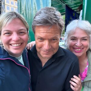 Katharina Schulze Instagram - Und zum Abschluss des Tages sind unsere Landesvorsitzende @gisela.sengl und ich mit @robert.habeck auf dem Marienplatz! 💚

Danke für deine klaren Worte für Europa, Demokratie und konsequenten Klimaschutz auf der Bühne, lieber Robert! 🇪🇺

Genau in einer Woche ist Europawahl: Machen, was zählt!

#grüne #politik #europa #freiheit #klimaschutz #demokratie