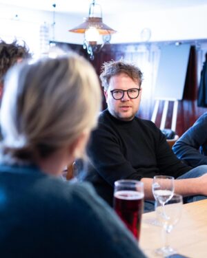 Katharina Schulze Instagram - Direktvermarktung stärken 💪
 
Wie schaffen wir mehr regionale Absatzmärkte? Wie garantieren wir Planungssicherheit? Welche Probleme gibt es bei der Direktvermarktung? Diese und weitere Fragen habe ich mit dem Verein @freisingerland bei einem Besuch vor Ort diskutiert. Der Verein ist breit aufgestellt: Vom Wirtshaus über die Bäckerei bis hin zum Biohof ist alles dabei. 
 
Um die Direktvermarktung zu stärken fordern wir deshalb, dass alle öffentlichen Kantinen, wie zum Beispiel in Schulen und KiTas Bio- und regionale Produkte verarbeiten sollen. Das ist nicht nur gesünder, sondern bietet den regionalen Anbietern einen konstanten Absatzmarkt.
 
Auch haben wir über die Last der Bürokratie gesprochen. Zum Beispiel muss regelmäßig die Kühlraumtemperatur abgelesen werden, obwohl das nie überprüft wird. Die Liste der Beispiele ist lang. Um dieser Last entgegenzusteuern und tatsächlich die Vorschriften festzustellen, die weder die Betriebe noch die Verwaltung brauchen, hat Bundeswirtschaftsminister Robert Habeck einen Praxis-Check eingeführt. Diesen bräuchte es flächendeckend in weiteren Bereichen. Damit können wir den Bürokratieaufwand verkleinern und Betriebe und Verwaltungen entlasten.
 
Vielen Dank für das gute Gespräch und die Arbeit vor Ort!

#kathaunterwegs #freising #bayern #politik #Grüne