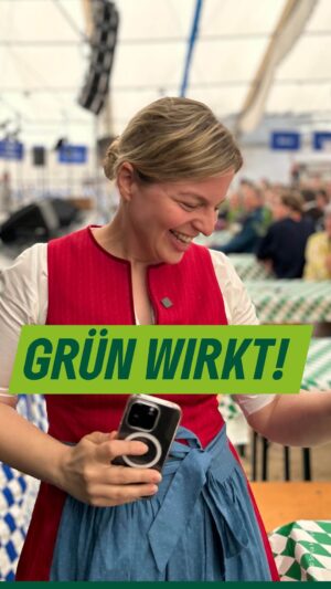 Katharina Schulze Instagram - Blackouts? Massen-Insolvenzen? Im Dunkeln unterm Weihnachtsbaum?

Was haben Markus Söder und die Union nicht für Ängste geschürt in den letzten Jahren. Fakt ist: Robert Habeck und sein Ministerium haben Deutschland in Windeseile unabhängig von Russlands Öl und Gas gemacht. Sie haben billige erneuerbare Energie aus Sonne und Wind auf einen Rekordstand gebracht und so den starken Wirtschafts-Standort Deutschland gesichert.

Das zeigt: Es macht einen Unterschied, wer Regierungsverantwortung trägt – in den Ländern und in Europa.

Deshalb: Wähl am 9. Juni GRÜN und gib uns heute schon ein 🙌 für grüne Erfolge in die Kommentare! 💚

#MachenWasZählt #Ampel #GrünWirkt #Grüne #Erneuerbare #Klimaschutz #Habeck #TeamBayern #MitDir