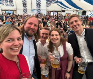 Katharina Schulze Instagram - Was für ein Vormittag in Hadern 😍

@jamila_anna, die direkt gewählte Bundestagsabgeordnete und @flosiekmann der Stimmkreislandtagsabgeordnete haben eingeladen und das Zelt war voll 💪

Danke für die Einladung und die gute Stimmung! 

P.S. Am 9. Juni bei der Europawahl wählen gehen 💚

#hadern #münchen #bayern #dirndl #tracht #dirndlliebe #dorffest #hadenerdorffest #volksfest #kathaunterwegs #loveit #grüne #politik