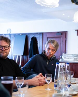 Katharina Schulze Instagram - Direktvermarktung stärken 💪
 
Wie schaffen wir mehr regionale Absatzmärkte? Wie garantieren wir Planungssicherheit? Welche Probleme gibt es bei der Direktvermarktung? Diese und weitere Fragen habe ich mit dem Verein @freisingerland bei einem Besuch vor Ort diskutiert. Der Verein ist breit aufgestellt: Vom Wirtshaus über die Bäckerei bis hin zum Biohof ist alles dabei. 
 
Um die Direktvermarktung zu stärken fordern wir deshalb, dass alle öffentlichen Kantinen, wie zum Beispiel in Schulen und KiTas Bio- und regionale Produkte verarbeiten sollen. Das ist nicht nur gesünder, sondern bietet den regionalen Anbietern einen konstanten Absatzmarkt.
 
Auch haben wir über die Last der Bürokratie gesprochen. Zum Beispiel muss regelmäßig die Kühlraumtemperatur abgelesen werden, obwohl das nie überprüft wird. Die Liste der Beispiele ist lang. Um dieser Last entgegenzusteuern und tatsächlich die Vorschriften festzustellen, die weder die Betriebe noch die Verwaltung brauchen, hat Bundeswirtschaftsminister Robert Habeck einen Praxis-Check eingeführt. Diesen bräuchte es flächendeckend in weiteren Bereichen. Damit können wir den Bürokratieaufwand verkleinern und Betriebe und Verwaltungen entlasten.
 
Vielen Dank für das gute Gespräch und die Arbeit vor Ort!

#kathaunterwegs #freising #bayern #politik #Grüne