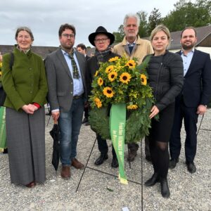 Katharina Schulze Instagram - Geschichte ist nicht nur Erinnerung, sondern immer mit der Gegenwart verknüpft - so Dr. Gabriele Hammermann, die Leiterin der KZ Gedenkstätte Dachau bei der Gedenkfeier zum 79. Jahrestag der Befreiung des Konzentrationslagers. 

Es liegt also an uns, dafür zu sorgen, dass unsere Demokratie stark bleibt und Menschen nicht mehr zu Nummern werden. 

Die Reden von drei Überlebenden waren sehr berührend, danke dass sie ihre Erinnerungen mit uns geteilt haben. 

Als @gruenefraktionby haben wir natürlich auch wieder einen Kranz zum Gedenken an die Toten niedergelegt, so wie die Grünen vor Ort auch. Wir wissen: Nie wieder ist jetzt. 

#niewieder #niewiederistjetzt #erinnern #gedenken #demokratie #dachau #bayern