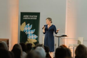 Katharina Schulze Instagram - Frauen gestalten Bayerns Wirtschaft!
 
Unter diesem Motto haben wir rund 300 Macherinnen zu unserer Vernetzungsveranstaltung in den Bayerischen Landtag eingeladen. Wir Grüne möchten Bayern zum ersten gleichberechtigen Bundesland machen. Dazu braucht es den weiblichen Schulterschluss, solidarischen Zusammenhalt und die richtigen Rahmenbedingungen. Das haben auch unsere besonderen Gäste @janinakugel und @magdalenaohl betont. 
 
Für uns war der Abend ein großer Erfolg, voller spannender Gespräche und neuer Ideen, wie wir Bayern feministischer gestalten und als Wirtschaftsstandort langfristig halten können. Unser grünes Ziel ist klar: Wir setzen auf eine Wirtschaft, in der Frauen zentrale Rollen einnehmen. Darin sehen wir viel Potenzial für mehr Innovation, mehr Nachhaltigkeit und mehr Wirtschaftskraft. In Zeiten eines weltweiten Rechtsrucks sind Frauenrechte als Gradmesser von Demokratien zu verstehen. Wo es keine Frauenrechte gibt, gibt es auch keine Freiheit. Und das hat auch gravierende Folgen für die Wirtschaft. 
 
Vielen Dank für den tollen, inspirierenden Abend 😍💚
 
📸 @mirjamhagen_