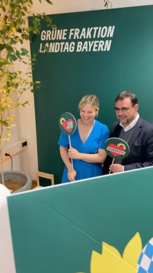 Katharina Schulze Instagram - Mei war des schee! 🤩 Danke für einen großartigen Tag mit so vielen von euch in unserer „Grünen Oase“ beim Tag der offenen Tür @bayerischer.landtag . Richtig toll mit euch unsere Demokratie und unser freies Leben in Bayern zu feiern! 💚🤝

#tagderoffenentür #willkommen #servus #zamm #bayern #wirsindmehr #bayerischerlandtag #gruene #lebenundlebenlassen
