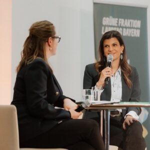 Katharina Schulze Instagram - Frauen gestalten Bayerns Wirtschaft!
 
Unter diesem Motto haben wir rund 300 Macherinnen zu unserer Vernetzungsveranstaltung in den Bayerischen Landtag eingeladen. Wir Grüne möchten Bayern zum ersten gleichberechtigen Bundesland machen. Dazu braucht es den weiblichen Schulterschluss, solidarischen Zusammenhalt und die richtigen Rahmenbedingungen. Das haben auch unsere besonderen Gäste @janinakugel und @magdalenaohl betont. 
 
Für uns war der Abend ein großer Erfolg, voller spannender Gespräche und neuer Ideen, wie wir Bayern feministischer gestalten und als Wirtschaftsstandort langfristig halten können. Unser grünes Ziel ist klar: Wir setzen auf eine Wirtschaft, in der Frauen zentrale Rollen einnehmen. Darin sehen wir viel Potenzial für mehr Innovation, mehr Nachhaltigkeit und mehr Wirtschaftskraft. In Zeiten eines weltweiten Rechtsrucks sind Frauenrechte als Gradmesser von Demokratien zu verstehen. Wo es keine Frauenrechte gibt, gibt es auch keine Freiheit. Und das hat auch gravierende Folgen für die Wirtschaft. 
 
Vielen Dank für den tollen, inspirierenden Abend 😍💚
 
📸 @mirjamhagen_