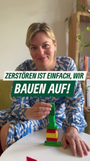 Katharina Schulze Instagram - Rechtsextreme wollen zerstören, was wir über Jahrzehnte aufgebaut haben. Aber wir kämpfen für unsere Freiheit, den Frieden und unseren Wohlstand! Machst du mit beim #RechtsRutschStoppen? Dann like doch gerne dieses Video und schicke es an die Person, mit der du als Kind immer mit Bauklötzen gespielt hast. 🎲💚

#EU #MachenWasZählt #MitDir #TeamBayern #Demokratie #NieWiederIstJetzt #Freiheit #Frieden #Wohlstand #DemokratieSchützen #Europawahl #Grüne