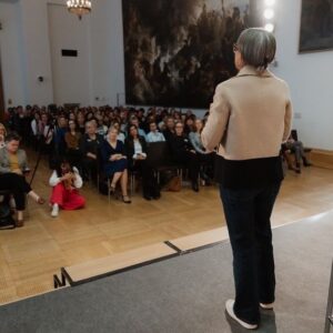 Katharina Schulze Instagram - Frauen gestalten Bayerns Wirtschaft!
 
Unter diesem Motto haben wir rund 300 Macherinnen zu unserer Vernetzungsveranstaltung in den Bayerischen Landtag eingeladen. Wir Grüne möchten Bayern zum ersten gleichberechtigen Bundesland machen. Dazu braucht es den weiblichen Schulterschluss, solidarischen Zusammenhalt und die richtigen Rahmenbedingungen. Das haben auch unsere besonderen Gäste @janinakugel und @magdalenaohl betont. 
 
Für uns war der Abend ein großer Erfolg, voller spannender Gespräche und neuer Ideen, wie wir Bayern feministischer gestalten und als Wirtschaftsstandort langfristig halten können. Unser grünes Ziel ist klar: Wir setzen auf eine Wirtschaft, in der Frauen zentrale Rollen einnehmen. Darin sehen wir viel Potenzial für mehr Innovation, mehr Nachhaltigkeit und mehr Wirtschaftskraft. In Zeiten eines weltweiten Rechtsrucks sind Frauenrechte als Gradmesser von Demokratien zu verstehen. Wo es keine Frauenrechte gibt, gibt es auch keine Freiheit. Und das hat auch gravierende Folgen für die Wirtschaft. 
 
Vielen Dank für den tollen, inspirierenden Abend 😍💚
 
📸 @mirjamhagen_