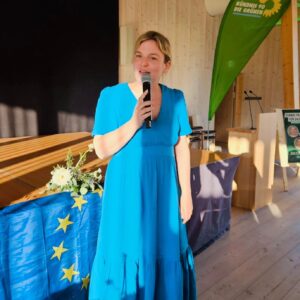 Katharina Schulze Instagram - Am Muttertag Abend gab es geballte grüne Frauen-Power im Kulturhof Stanggass. Unter dem Motto "Starke Frauen für das Land - grüne Werte für Europa" stimmten uns Katha Schulze und Mia Goller auf den Europawahlkampf ein. Mit mitreißendem Redebeiträgen, die so richtig Lust auf grüne Politik, auf Bayern und auf Europa machten, startete eine muntere Diskussionsrunde mit den Teilnehmenden. Von Betreuungsplätzen für Kinder und auch betreuungsbedürftige Senior*innen, über Rechtsextremismus und Frauenfeindlichkeit, über den "Green Deal", "GEAS" wieder zur Landwirtschaft, von Europa ins Berchtesgadener Land und zurück. Nach diesem Abend fühlen wir "Wir Bayern und unser Europa" und wir werden auch hier im Berchtesgadener Land grüne Kante zeigen und mit voller Kraft voraus für unsere Werte einstehen und uns durch verdrehte Tatsachen, populistische Parolen und Angriffe auf unsere Plakate nicht einschüchtern lassen.

#machenwaszählt
