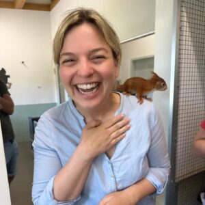 Katharina Schulze Instagram - Darf ich vorstellen? Das ist Chip! 😍
 
Er ist gerade im @tierheimhassberge bis er alt genug ist um wieder ausgewildert zu werden. Das Tierheim kümmert sich nicht nur um Hunde, Katzen und sonstige Heimtiere, sondern auch um Wildtiere. Neben der Rehkitzrettung und der Aufzucht von Eichhörnchen haben sie auch Waschbärengehege. In diesem Pilotprojekt werden dauerhaft verwaiste Waschbären untergebracht und versorgt.
 
Danke für den interessanten Austausch und die vielen konkreten Anregungen, die ich mit in den Landtag nehmen werde! Und DANKE für den hauptsächlich ehrenamtlichen Einsatz hier im Tierheim. Es ist wirklich eine Wucht was die Ehrenamtlichen hier jeden Tag leisten. 💚 Aufgabe von Politik ist es dafür zu sorgen, dass Tierheime finanziell gut ausgestattet sind. Dafür setzen wir uns weiter ein.
 
#kathaunterwegs #bayern #unterfranken #tierheim #tierschutz #wildtiere #eichhörnchen #waschbär #hassberge #politik #grüne