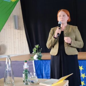 Katharina Schulze Instagram - Am Muttertag Abend gab es geballte grüne Frauen-Power im Kulturhof Stanggass. Unter dem Motto "Starke Frauen für das Land - grüne Werte für Europa" stimmten uns Katha Schulze und Mia Goller auf den Europawahlkampf ein. Mit mitreißendem Redebeiträgen, die so richtig Lust auf grüne Politik, auf Bayern und auf Europa machten, startete eine muntere Diskussionsrunde mit den Teilnehmenden. Von Betreuungsplätzen für Kinder und auch betreuungsbedürftige Senior*innen, über Rechtsextremismus und Frauenfeindlichkeit, über den "Green Deal", "GEAS" wieder zur Landwirtschaft, von Europa ins Berchtesgadener Land und zurück. Nach diesem Abend fühlen wir "Wir Bayern und unser Europa" und wir werden auch hier im Berchtesgadener Land grüne Kante zeigen und mit voller Kraft voraus für unsere Werte einstehen und uns durch verdrehte Tatsachen, populistische Parolen und Angriffe auf unsere Plakate nicht einschüchtern lassen.

#machenwaszählt