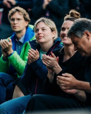 Katharina Schulze Instagram - Der gestrige Wahlabend war für uns Grüne bitter. Ich bin nicht zufrieden mit unserem Ergebnis. Wir haben es leider nicht geschafft, mehr Stimmen zu gewinnen, sondern haben vielmehr Stimmen verloren. Auch dass wir so wenig junge Wähler*innen überzeugen konnten, treibt mich um. Wir analysieren das Ergebnis jetzt ganz genau und müssen daraus lernen. Ich glaube, es wird ein langer Weg, den wir gehen müssen. Danke für die Rückmeldung von Euch auf meine Story gestern, ich kann nicht allen antworten aber ich lese sie. Wenn ihr weitere Anregungen habt, schreibt mir gerne!
 
Auch wenn das Ergebnis nicht so ausgefallen ist, wie erhofft, sage ich DANKE. Danke an die Wählerinnen und Wähler. Danke an @awoerle und @maximilianretzer unsere beiden bayerischen Spitzenkandidat*innen – die unermüdlich im ganzen Freistaat unterwegs waren und alles gegeben haben. Und danke an alle Wahlkämpferinnen und Wahlkämpfer – ob am Infostand, bei Veranstaltungen, an den Haustüren oder online. Es war – erneut – kein einfacher Wahlkampf und ihr habt es super gemacht. 💚
 
In den letzten Monaten haben wir Grüne viele neue Mitglieder gewonnen – und ich weiß, dass viele sich auch gleich mit voller Kraft in den Wahlkampf geworfen haben. Ich möchte euch noch explizit sagen: Schön, dass ihr bei uns seid. Und schön, dass ihr gleich aktiv geworden seid. Mir haben viele erzählt, dass sie eingetreten sind, um ein Zeichen gegen den Rechtsrutsch zu senden. Leider ist das Ergebnis der AfD erschütternd. Aber: Aufgeben gilt nicht. Es wird deinen Einsatz noch lange brauchen für die Demokratie, für Vielfalt und die Freiheit. Lasst uns die Köpfe zusammenstecken und überlegen was wir zusätzlich tun können. Ich fände es zum Beispiel wichtig, wenn wir es stärker schaffen, einen positive Ausblick nach vorne zu stellen mit konkreten Lösungen für bestehenden Herausforderungen. Sicherheit im Wandel - das ist machbar. Denn ja, die Zeiten sind nicht einfach, aber wir sind nicht machtlos. Was meint ihr?  

📸 @nilsleonbrauer