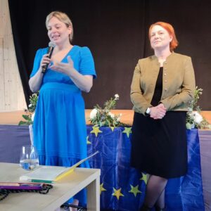 Katharina Schulze Instagram - Am Muttertag Abend gab es geballte grüne Frauen-Power im Kulturhof Stanggass. Unter dem Motto "Starke Frauen für das Land - grüne Werte für Europa" stimmten uns Katha Schulze und Mia Goller auf den Europawahlkampf ein. Mit mitreißendem Redebeiträgen, die so richtig Lust auf grüne Politik, auf Bayern und auf Europa machten, startete eine muntere Diskussionsrunde mit den Teilnehmenden. Von Betreuungsplätzen für Kinder und auch betreuungsbedürftige Senior*innen, über Rechtsextremismus und Frauenfeindlichkeit, über den "Green Deal", "GEAS" wieder zur Landwirtschaft, von Europa ins Berchtesgadener Land und zurück. Nach diesem Abend fühlen wir "Wir Bayern und unser Europa" und wir werden auch hier im Berchtesgadener Land grüne Kante zeigen und mit voller Kraft voraus für unsere Werte einstehen und uns durch verdrehte Tatsachen, populistische Parolen und Angriffe auf unsere Plakate nicht einschüchtern lassen.

#machenwaszählt