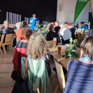 Katharina Schulze Instagram - Am Muttertag Abend gab es geballte grüne Frauen-Power im Kulturhof Stanggass. Unter dem Motto "Starke Frauen für das Land - grüne Werte für Europa" stimmten uns Katha Schulze und Mia Goller auf den Europawahlkampf ein. Mit mitreißendem Redebeiträgen, die so richtig Lust auf grüne Politik, auf Bayern und auf Europa machten, startete eine muntere Diskussionsrunde mit den Teilnehmenden. Von Betreuungsplätzen für Kinder und auch betreuungsbedürftige Senior*innen, über Rechtsextremismus und Frauenfeindlichkeit, über den "Green Deal", "GEAS" wieder zur Landwirtschaft, von Europa ins Berchtesgadener Land und zurück. Nach diesem Abend fühlen wir "Wir Bayern und unser Europa" und wir werden auch hier im Berchtesgadener Land grüne Kante zeigen und mit voller Kraft voraus für unsere Werte einstehen und uns durch verdrehte Tatsachen, populistische Parolen und Angriffe auf unsere Plakate nicht einschüchtern lassen.

#machenwaszählt