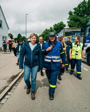 Katharina Schulze Instagram - 40.000 – so viele Einsatzkräfte helfen aktuell in den Hochwassergebieten in Bayern. 1.300 von ihnen sind beim Technischen Hilfswerk (THW).

In den überfluteten Gebieten sind Zehntausende betroffen, über 3000 Menschen mussten evakuiert werden. Viele haben ihr Hab und Gut, ihr Eigentum verloren. Jeder verlorene Fernseher, jeder Kühlschrank und jedes Auto schmerzt. Jedoch kann man Sachwerte ersetzen, Menschenleben nicht.

Tragischerweise sind in Bayern und Baden-Württemberg bisher vier Menschen ums Leben gekommen, in Pfaffenhofen ist ein Feuerwehrmann im Einsatz gestorben. Wir wünschen den Familien und Angehörigen viel Kraft. 

Ein besonderer Dank geht an alle Einsatzkräfte, die in diesen Tagen und Stunden Außergewöhnliches leisten. In Augsburg und im Landkreis haben @nouripour @terry_reintke @evalettenbauer @stephanieschuhknecht und ich uns ein Bild von der Lage vor Ort gemacht und auch das Lagezentrum besucht.

Wir werden uns weiterhin dafür einsetzen, dass der Katastrophenschutz besser ausgebaut und ausgestattet wird und wir entsprechende Klimaanpassungsmaßnahmen vornehmen, um der Natur den Raum zu geben, den sie braucht. Die Klimakrise trägt dazu bei, dass sich solche Extremwetterereignisse auch in Bayern leider häufen werden.

📸 @nilsleonbrauer 

#bayern #schwaben #augsburg #thw #feuerwehr #hochwasser