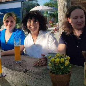 Katharina Schulze Instagram - Am Muttertag Abend gab es geballte grüne Frauen-Power im Kulturhof Stanggass. Unter dem Motto "Starke Frauen für das Land - grüne Werte für Europa" stimmten uns Katha Schulze und Mia Goller auf den Europawahlkampf ein. Mit mitreißendem Redebeiträgen, die so richtig Lust auf grüne Politik, auf Bayern und auf Europa machten, startete eine muntere Diskussionsrunde mit den Teilnehmenden. Von Betreuungsplätzen für Kinder und auch betreuungsbedürftige Senior*innen, über Rechtsextremismus und Frauenfeindlichkeit, über den "Green Deal", "GEAS" wieder zur Landwirtschaft, von Europa ins Berchtesgadener Land und zurück. Nach diesem Abend fühlen wir "Wir Bayern und unser Europa" und wir werden auch hier im Berchtesgadener Land grüne Kante zeigen und mit voller Kraft voraus für unsere Werte einstehen und uns durch verdrehte Tatsachen, populistische Parolen und Angriffe auf unsere Plakate nicht einschüchtern lassen.

#machenwaszählt
