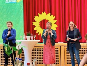 Katharina Schulze Instagram - Toller Start in den Europawahlkampf mit der Europakandidatin Andie Wörle und der Fraktionsvorsitzenden der Grünen Landtagsfraktion Katharina Schulze gestern Abend am Hopfen am See vor schönem Bergpanorama! Klimaschutz, Tourismus, Wirtschaftspolitik, Demokratie verteidigen und mehr: Gute Gespräche mit den Bürger*innen vor Ort darüber, wie die Europäische Union bei uns positiv wirkt und auch, was wir Grüne auf europäischer Ebene in den nächsten Jahren angehen wollen. 
@awoerle @kathaschulze @gruene_ostallgaeu 

#machenwaszählt #europawahl2024 #votegreen #demokratie #gruene #zukunft #allgäu
