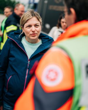 Katharina Schulze Instagram - 40.000 – so viele Einsatzkräfte helfen aktuell in den Hochwassergebieten in Bayern. 1.300 von ihnen sind beim Technischen Hilfswerk (THW).

In den überfluteten Gebieten sind Zehntausende betroffen, über 3000 Menschen mussten evakuiert werden. Viele haben ihr Hab und Gut, ihr Eigentum verloren. Jeder verlorene Fernseher, jeder Kühlschrank und jedes Auto schmerzt. Jedoch kann man Sachwerte ersetzen, Menschenleben nicht.

Tragischerweise sind in Bayern und Baden-Württemberg bisher vier Menschen ums Leben gekommen, in Pfaffenhofen ist ein Feuerwehrmann im Einsatz gestorben. Wir wünschen den Familien und Angehörigen viel Kraft. 

Ein besonderer Dank geht an alle Einsatzkräfte, die in diesen Tagen und Stunden Außergewöhnliches leisten. In Augsburg und im Landkreis haben @nouripour @terry_reintke @evalettenbauer @stephanieschuhknecht und ich uns ein Bild von der Lage vor Ort gemacht und auch das Lagezentrum besucht.

Wir werden uns weiterhin dafür einsetzen, dass der Katastrophenschutz besser ausgebaut und ausgestattet wird und wir entsprechende Klimaanpassungsmaßnahmen vornehmen, um der Natur den Raum zu geben, den sie braucht. Die Klimakrise trägt dazu bei, dass sich solche Extremwetterereignisse auch in Bayern leider häufen werden.

📸 @nilsleonbrauer 

#bayern #schwaben #augsburg #thw #feuerwehr #hochwasser