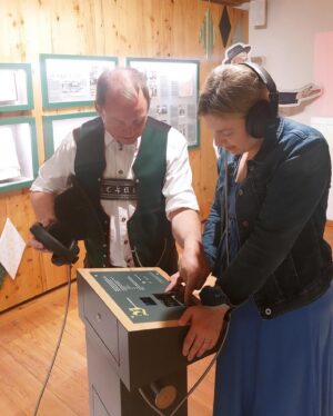 Katharina Schulze Instagram - Trachten und Traditionen wandeln sich wie die Gesellschaft auch. Das ist ganz natürlich. Und gerade Trachten sind für viele Menschen das Symbol für Heimat. Sie sind ein historisches Erbe Bayerns und zeigen seine Vielfalt - gestern und heute. Und diese Vielfalt bleibt lebendig durch die tollen Menschen um Landesvorsitzenden Günther Frey vom @trachtenverband.bayern 

Herzlichen Dank für die Einladung und den eindrucksvollen Besuch bei euch im Trachtenkulturzentrum in Holzhausen!

#kathaunterwegs #trachtenkulturzentrum #holzhausen #bayern #dirndl #lederhose #tracht #dirndlliebe #tradition #heimat