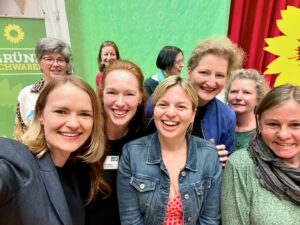Katharina Schulze Instagram - Toller Start in den Europawahlkampf mit der Europakandidatin Andie Wörle und der Fraktionsvorsitzenden der Grünen Landtagsfraktion Katharina Schulze gestern Abend am Hopfen am See vor schönem Bergpanorama! Klimaschutz, Tourismus, Wirtschaftspolitik, Demokratie verteidigen und mehr: Gute Gespräche mit den Bürger*innen vor Ort darüber, wie die Europäische Union bei uns positiv wirkt und auch, was wir Grüne auf europäischer Ebene in den nächsten Jahren angehen wollen. 
@awoerle @kathaschulze @gruene_ostallgaeu 

#machenwaszählt #europawahl2024 #votegreen #demokratie #gruene #zukunft #allgäu