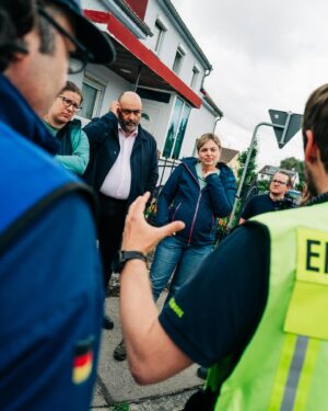 Katharina Schulze Instagram - 40.000 – so viele Einsatzkräfte helfen aktuell in den Hochwassergebieten in Bayern. 1.300 von ihnen sind beim Technischen Hilfswerk (THW).

In den überfluteten Gebieten sind Zehntausende betroffen, über 3000 Menschen mussten evakuiert werden. Viele haben ihr Hab und Gut, ihr Eigentum verloren. Jeder verlorene Fernseher, jeder Kühlschrank und jedes Auto schmerzt. Jedoch kann man Sachwerte ersetzen, Menschenleben nicht.

Tragischerweise sind in Bayern und Baden-Württemberg bisher vier Menschen ums Leben gekommen, in Pfaffenhofen ist ein Feuerwehrmann im Einsatz gestorben. Wir wünschen den Familien und Angehörigen viel Kraft. 

Ein besonderer Dank geht an alle Einsatzkräfte, die in diesen Tagen und Stunden Außergewöhnliches leisten. In Augsburg und im Landkreis haben @nouripour @terry_reintke @evalettenbauer @stephanieschuhknecht und ich uns ein Bild von der Lage vor Ort gemacht und auch das Lagezentrum besucht.

Wir werden uns weiterhin dafür einsetzen, dass der Katastrophenschutz besser ausgebaut und ausgestattet wird und wir entsprechende Klimaanpassungsmaßnahmen vornehmen, um der Natur den Raum zu geben, den sie braucht. Die Klimakrise trägt dazu bei, dass sich solche Extremwetterereignisse auch in Bayern leider häufen werden.

📸 @nilsleonbrauer 

#bayern #schwaben #augsburg #thw #feuerwehr #hochwasser