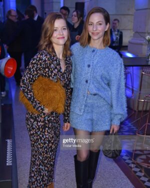 Katharina Schüttler Instagram - thank you @ard_degeto 💙

uuuh… getting hoarse already 😅 

@leenazimmermann 🤍 @christiane_buchholz_ 💅

#berlinale #bluehour #aboutlastnight✨ 

📸 @gettyimages