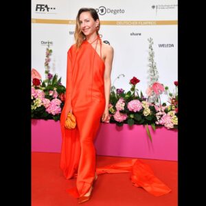 Katharina Schüttler Instagram - ✨ @filmpreis ✨ thank you everyone for the lovely night ✨ for all the moving moments ✨ #margotfriedländer 🤍 #hannaschygulla 🤍 congratulations to all the nominees and winners 💫 it’s beautiful meeting so many lovely people in one night 🌟 having so many light moments in these challenging times ✨🎥✨celebrating the art and power of cinema 💫

thank you so so so much:

@michaelsontagatelier 💃 for the amazing robe 🧡
@leenazimmermann 🤍 over & over & over ✨
@christiane_buchholz_ 💅💫✨

“Liebe ist möglich.” 
@glasnermatthias 

❤️