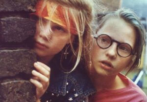 Katharina Schüttler Instagram - ✨ no phones, no escape, uncounted hours of shooting, unbelievably but true: 7 weeks no parents around!!! deepest friendship and simply pure joy. i guess in 1991 shooting a kids film was a little more tough, slightly more dirty and definitely a lot of fun✨

so happy for everyone who’s going to see LASSIE (in cinemas from next thursday on;)!!! it‘s seriously such a great movie and a lot of fun 🐶💕

wishing you all a very chilled and happy weekend 🩵

Lassie - Ein neues Abenteuer out in cinemas July 27th ✨🍿✨

#beforetherewerecellphones 

#dielok #kinderfilm #gerdhaag #ulihanisch @utepaffendorf @la_wally1.0 #crewlove @tagtraumfilm 🤍
@sebastian_kroehnert 

#rolfhoppe 💔