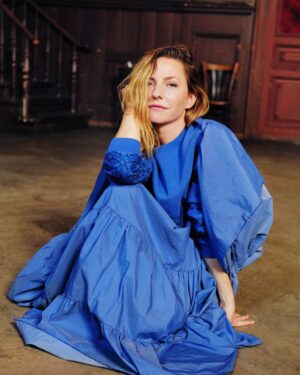 Katharina Schüttler Instagram - happy weekend you all 💙

thank you for the lovely lovely new pictures @mirjam_knickriem 💛  thank you for the beautiful h&m @christiane_buchholz_ 🩵

thank you eh and always @leenazimmermann 💘

✨🙏 @claerchens_ballhaus for the beautiful location ✨💫

📸 @mirjam_knickriem