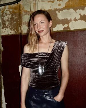 Katharina Schüttler Instagram - thank you so much for the lovely night @zoomagazine ✨in the most beautiful #spiegelsaal ✨ ✨@claerchens_ballhaus ✨

#20thanniversary #zoomagazine @leenazimmermann 💕
👘✨ @goldsigndenim 
@agolde 👖✨

📸 @philippverheyen 🦋✨