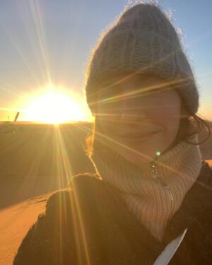 Katharina Schüttler Instagram - hebe deinen kopf und spüre die sanfte weite deines herzens 🤍 

happy sunday ☀️