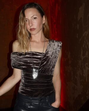 Katharina Schüttler Instagram - thank you so much for the lovely night @zoomagazine ✨in the most beautiful #spiegelsaal ✨ ✨@claerchens_ballhaus ✨

#20thanniversary #zoomagazine @leenazimmermann 💕
👘✨ @goldsigndenim 
@agolde 👖✨

📸 @philippverheyen 🦋✨