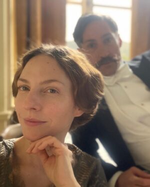 Katharina Schüttler Instagram - „If it‘s the right chair, it doesn’t take too long to get comfortable in it.“

#robertdeniro 🤍

#glamorous #actorslife #ilovemyjob 
#impressions #shooting #dasweissehausamrhein