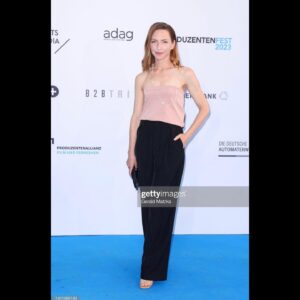 Katharina Schüttler Instagram - thank you for the lovely night 💕@produzentenallianz ✨

happy friday you all ✨🕺✨

@leenazimmermann 💕 @michaelsontagatelier 💍👗
@christiane_buchholz_ 💅

📸 @gettyimages 

#werbungweilmarkegenannt #iguess #anyhow #alwaysandforever #inlovewith @michaelsontagatelier