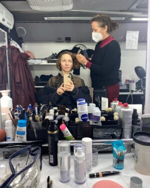 Katharina Schüttler Instagram - „If it‘s the right chair, it doesn’t take too long to get comfortable in it.“

#robertdeniro 🤍

#glamorous #actorslife #ilovemyjob 
#impressions #shooting #dasweissehausamrhein