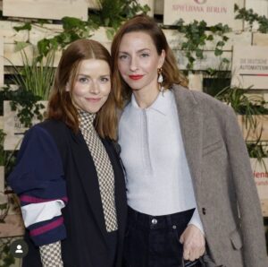 Katharina Schüttler Instagram - thank you @medienboard for the lovely evening and kick-off to what turned out to be a surprisingly loooooong night 🌟😅💃

when was the last time you went to bed at 8? 😝

#mbb #berlinale #deichkind #henningmay #starstruck @diffusmagazin 😉

@karoline_schuch 💖 @leenazimmermann 💕
@christiane_buchholz_ 💅