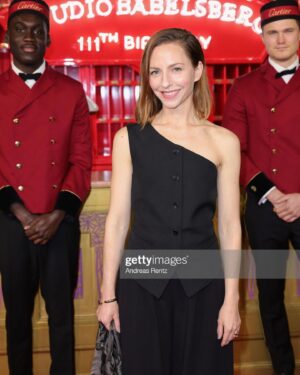 Katharina Schüttler Instagram - thank you @studiobabelsberg @cartier for the sparkling night 💞 at one of the most beautiful places in berlin @claerchens_ballhaus

@fritzihaberlandtofficial ❤️
@karoline_schuch @juliamalikofficial 

@leenazimmermann 💖 @christiane_buchholz_ 💅

#berlinale #aboutlastnight #werbungweilmarkegenannt 
#iguess

📸 getty images #andreas rentz