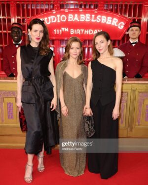 Katharina Schüttler Instagram - thank you @studiobabelsberg @cartier for the sparkling night 💞 at one of the most beautiful places in berlin @claerchens_ballhaus

@fritzihaberlandtofficial ❤️
@karoline_schuch @juliamalikofficial 

@leenazimmermann 💖 @christiane_buchholz_ 💅

#berlinale #aboutlastnight #werbungweilmarkegenannt 
#iguess

📸 getty images #andreas rentz
