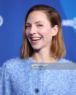 Katharina Schüttler Instagram - thank you @ard_degeto 💙

uuuh… getting hoarse already 😅 

@leenazimmermann 🤍 @christiane_buchholz_ 💅

#berlinale #bluehour #aboutlastnight✨ 

📸 @gettyimages