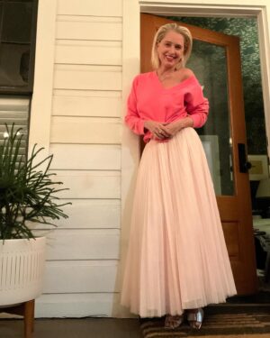 Katherine LaNasa Instagram - HAPPY VALENTINES DAY!💓 This is my look! what did you wear?

#valentinesoutfit #target #anthropologie #jimmychoo #foundrae