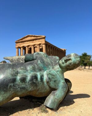 Katherine LaNasa Instagram - SOUTHERN SICILY 💚🤍❤️
1-4 AGRIGENTO and the stunning Valley of the Temples
5-6 Gorgeous Scala Dei Turchi with our good buddy @_emanuelemacaluso via Ape Taxi
7-8 Rugged Sciacca 
9-10 Stopped in Modica for Chocolate and delicious homemade ricotta pasta by the lovely Maria and her Husband @ricottaeco !!! A must!

#agrigento #valleyofthetemples #scaladeiturchi #sciacca #modica #ricotta #sicily #sicilia #italianvacation