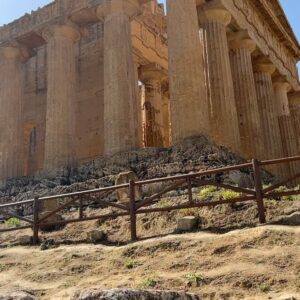 Katherine LaNasa Instagram - SOUTHERN SICILY 💚🤍❤️
1-4 AGRIGENTO and the stunning Valley of the Temples
5-6 Gorgeous Scala Dei Turchi with our good buddy @_emanuelemacaluso via Ape Taxi
7-8 Rugged Sciacca 
9-10 Stopped in Modica for Chocolate and delicious homemade ricotta pasta by the lovely Maria and her Husband @ricottaeco !!! A must!

#agrigento #valleyofthetemples #scaladeiturchi #sciacca #modica #ricotta #sicily #sicilia #italianvacation