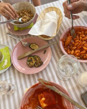 Katherine LaNasa Instagram - SOUTHERN SICILY 💚🤍❤️
1-4 AGRIGENTO and the stunning Valley of the Temples
5-6 Gorgeous Scala Dei Turchi with our good buddy @_emanuelemacaluso via Ape Taxi
7-8 Rugged Sciacca 
9-10 Stopped in Modica for Chocolate and delicious homemade ricotta pasta by the lovely Maria and her Husband @ricottaeco !!! A must!

#agrigento #valleyofthetemples #scaladeiturchi #sciacca #modica #ricotta #sicily #sicilia #italianvacation