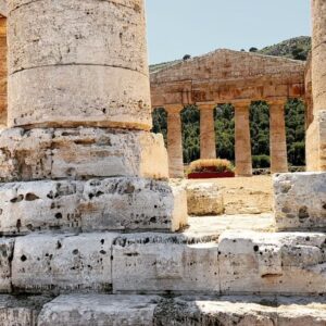 Katherine LaNasa Instagram - SEGESTA, PALERMO, MONREALE PHOTO DUMP❤️🤍💚
1&2 : I Segesta you go to #Segesta
3: the lovely @lhotellerie_easy_suites 
4&5: Did you know Sicilian Puppetry was declared an @unesco Intangible Cultural Heritage of Mankind? It's also beautiful and quite funny! #TeatroDeiPupiFamilaArgento
6: Ape Taxi Palermo 
7: Palermo Mural
7&9&10: Arab Cloisters of the Monreale Cathedral

#Segesta #Palermo #monreale #ElMoro #Cloisters #Sicily #sicilia #muralsofpalermo #teatrodeipupi