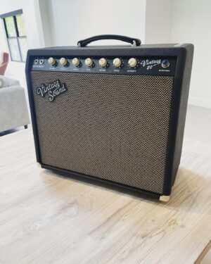 Kathleen Edwards Instagram - New amp arrived today!!! It’s gorgeous!!! Thank you  @vintagesoundamps ⚡️⚡️❤️🌭🌭🌭