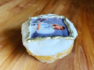 Kathleen Rose Perkins Instagram - What the new chief of staff looks like on a cupcake. Thanks to @jeffreybchapman @doogiekamealohamd