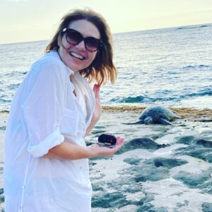 Kathleen Rose Perkins Instagram - Sea turtles George, 55 years old, and Hao, 32, basking on #laniakeabeach🐢  #ikissedaturtleandilikedit